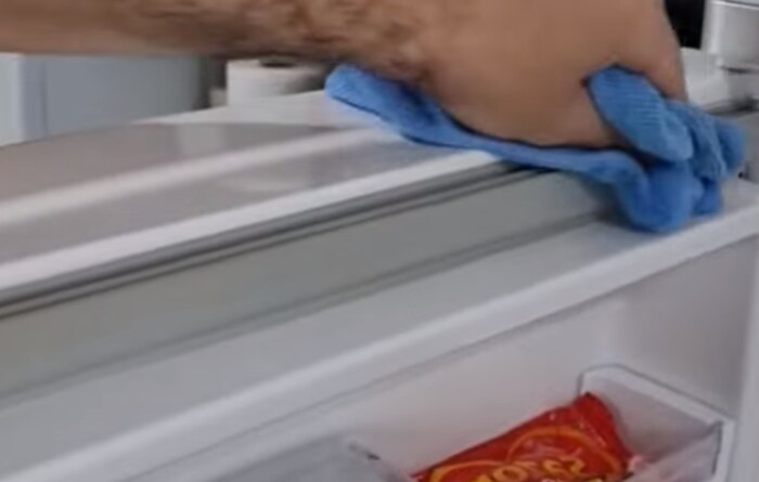 how to clean refrigerator gasket